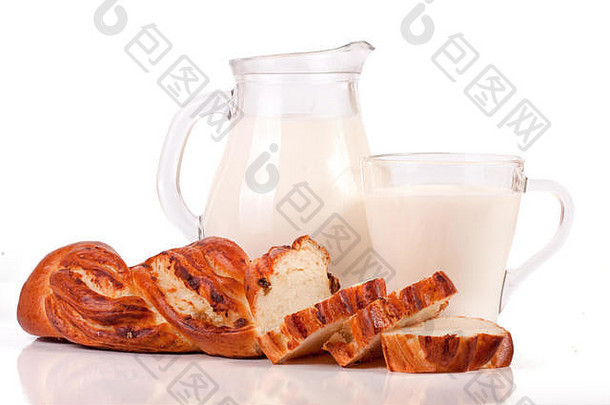 壶玻璃牛奶面包面包孤立的白色背景