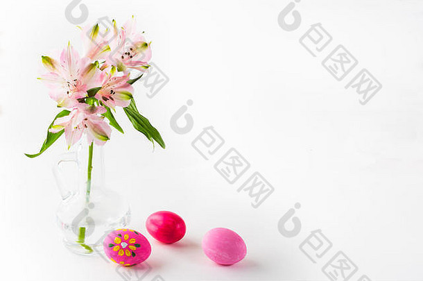 手绘粉红色的复活节鸡蛋光精致的粉红色的花玻璃花瓶白色背景复活节背景复活节
