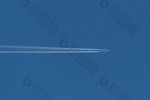 颜色户外图像飞行白色单孤立的飞机强烈的航迹云的前面阳光明媚的清晰的深蓝色的天空景观格式