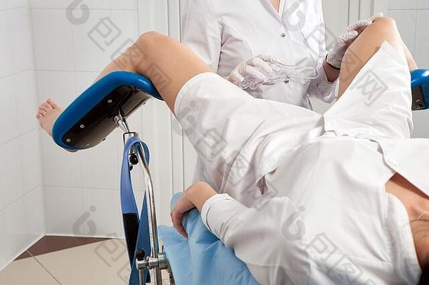 裁剪全景妇科医生检查病人坐着妇科椅子女健康概念