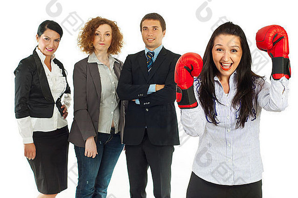 欢呼领袖女人穿拳击手套站前面团队业务人孤立的白色背景