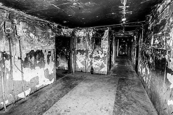 可怕的脏室内公寓建筑的地方恐怖黑色的白色拍摄
