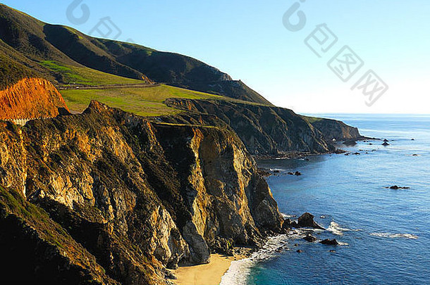 太平洋海洋视图加州的西海岸岩石波悬崖海滩