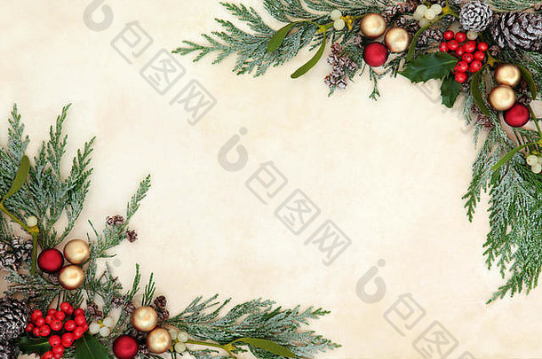 圣诞节装饰背景边境红色<strong>的</strong>黄金小玩意装饰冬青槲寄生雪覆盖雪松柏树