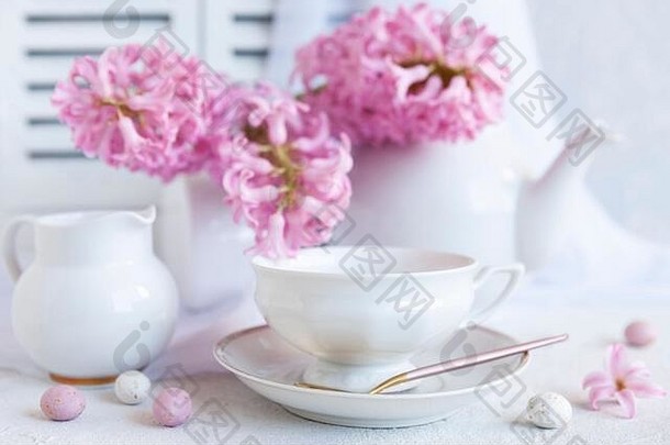 新鲜的美丽的花束粉红色的风信子杯咖啡早餐母亲的一天复活节