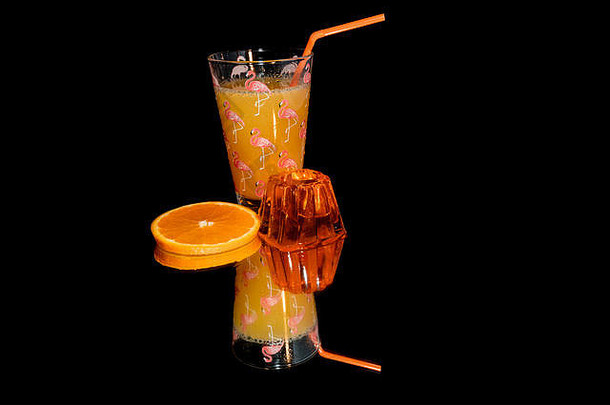 橙色汁果冻橙色片反射黑色的背景