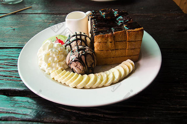 装饰蜂蜜巧克力熔岩烤面包香草冰奶油香蕉生奶油餐厅泰国