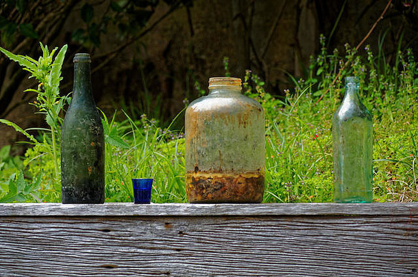 瓶罐子被丢弃的木花园栅栏