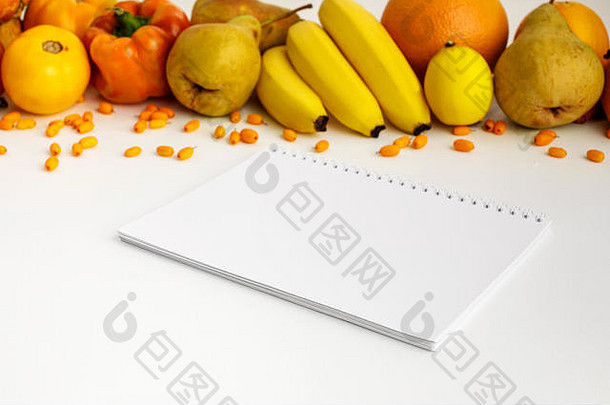 新鲜的秋天黄色的橙色蔬菜水果笔记本白色背景前视图平躺秋天背景