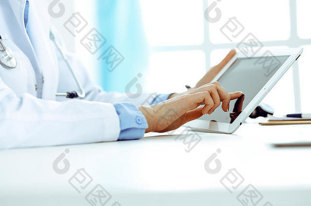 医生工作表格女人医生平板电脑电脑坐着医院办公室特写镜头医疗保健保险医学概念