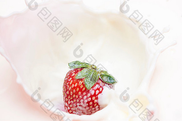 草莓溅滴牛奶碗