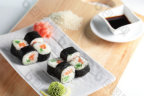 新鲜的美味的寿司明亮的背景