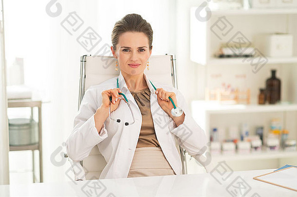 肖像快乐医疗医生女人坐着办公室
