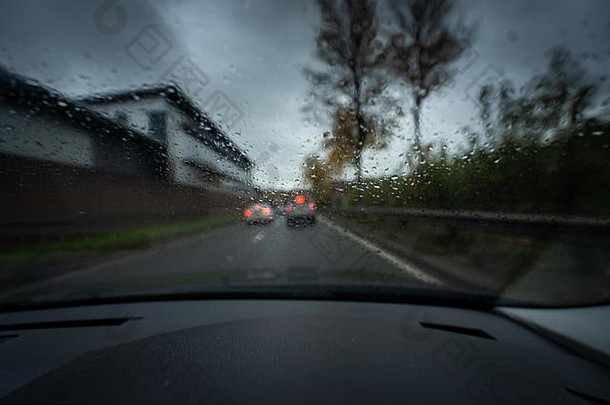雨高速公路重雨挡风玻璃挡风玻璃同时开车高速公路车的卡车危险的开车条件