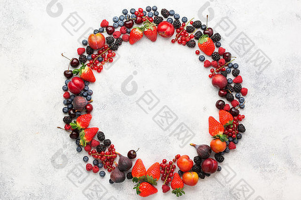 色彩斑斓的浆果背景框架草莓蓝莓红色的醋栗黑莓树莓前视图白色表格复制空间文本
