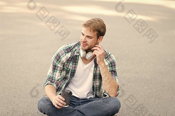 开始一天音乐学生耳机在线教育听音乐电子书概念男人。网纹衬衫学生<strong>放</strong>松充电咖啡的家伙喝咖啡户外男人。坐地面