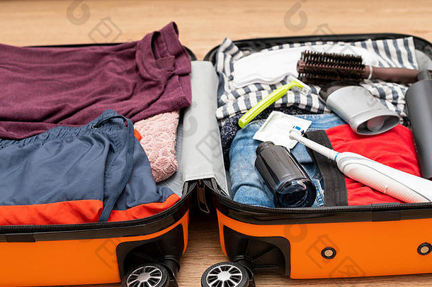 旅行者手提箱完整的衣服舒适的现代公寓