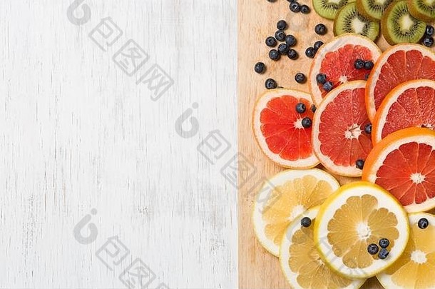 前视图减少红色的黄色的葡萄柚新鲜的有机柑橘<strong>类</strong>猕猴桃蓝莓白色木背景健康的<strong>零食</strong>水果甜点