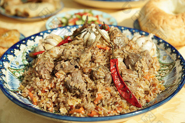 皮拉夫传统的菜中间东羊肉大蒜传统的香料