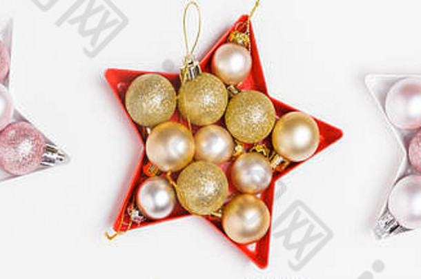 圣诞节作文粉红色的银圣诞节球铺设形状明星白色背景
