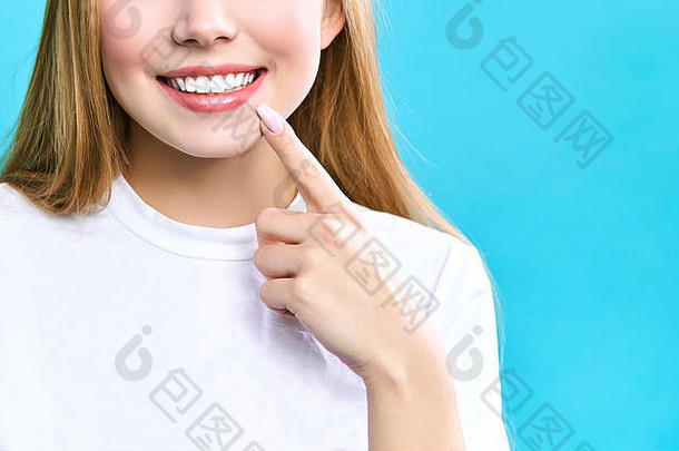 完美的健康的牙齿微笑年轻的女人牙齿美白牙科诊所病人图像象征着口服护理牙科口腔学