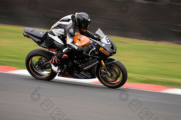 英国超级摩托车超速行驶奥尔顿公园比赛电路实践一天