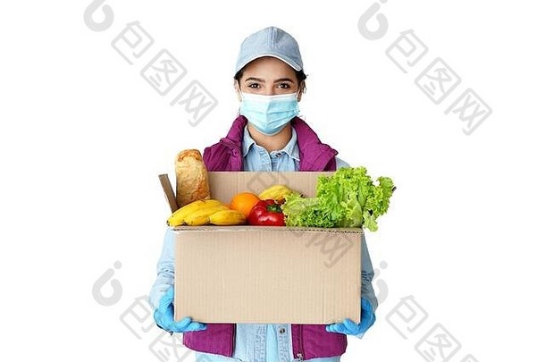 拉美裔女人快递穿面具手套持有食物交付盒子