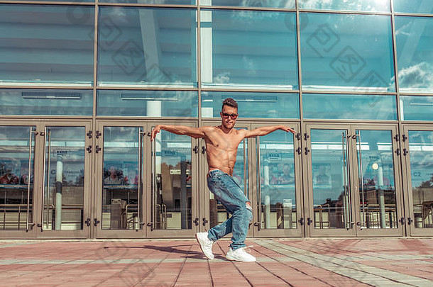 年轻的活跃的舞者训练有素的晒黑躯干体育运动男人。夏天城市构成打破舞者嘻哈运动现代跳舞风格青年生活方式街