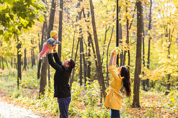 快乐年轻的家庭女儿支出时间户外秋天公园