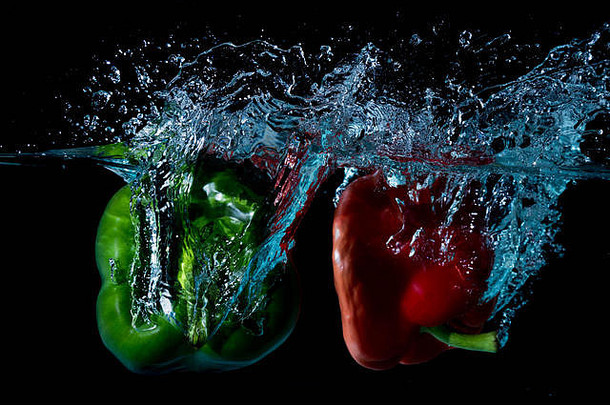 绿色红色的贝尔甜蜜的辣椒而耿耿于怀水