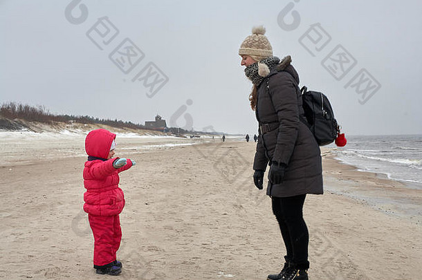 年轻的美丽的女孩呵呵维特他摆姿势冬天公园背景玩可爱的女孩孩子雪海滩