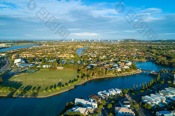 空中视图大学运动代表队湖泊郊区芦苇做的溪日落黄金海岸昆士兰澳大利亚