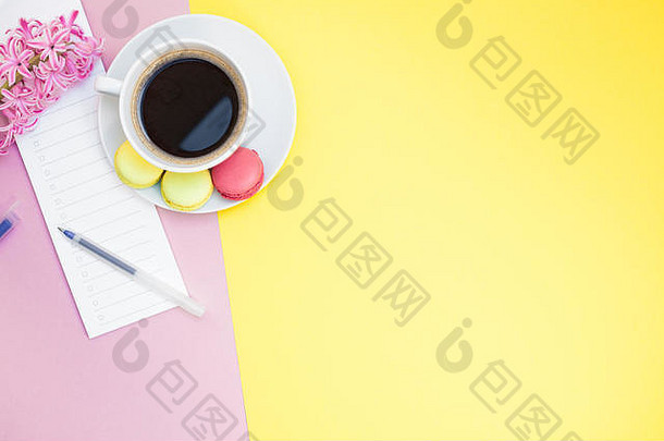 有创意的平躺照片咖啡杯蛋白杏仁饼记事本复制空间粉红色的黄色的背景最小的风格