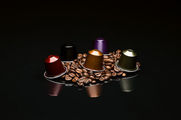 豆的咖啡杯黑色的背景反射胶囊
