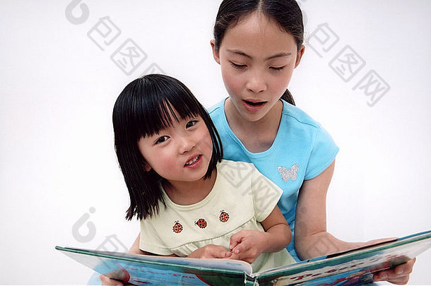 肖像年轻的女孩阅读