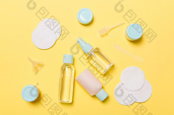 前视图意味着脸护理瓶罐子主音胶束清洗水奶油棉花垫黄色的背景身体护理概念