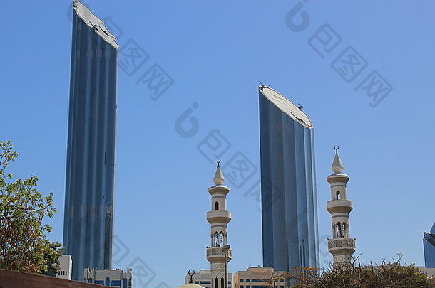 视图清真寺尖塔背景双胞胎现代摩天大楼中间东