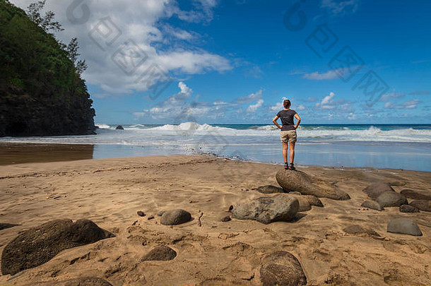 女人看波美丽的危险的哈纳卡皮艾海滩卡拉劳徒步旅行小道夏威夷岛考艾岛美国