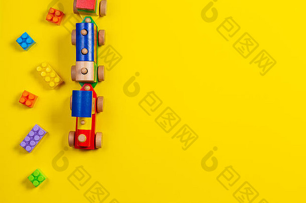 玩具背景木玩具火车色彩斑斓的建筑砖块黄色的背景