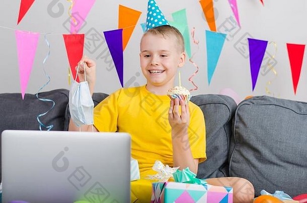 快乐男孩医学脸面具假期蛋糕庆祝生日视频调用移动PC检疫生日在线隔离虚拟夏娃