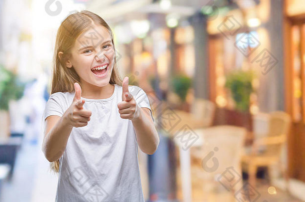 年轻的美丽的女孩孤立的背景指出手指相机快乐有趣的脸好能源共鸣