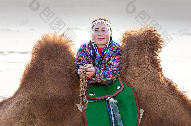 女人传统的蒙古服装大夏的骆驼戈壁沙漠蒙古