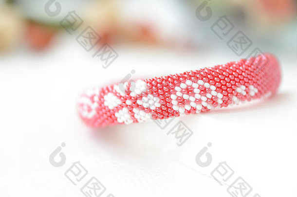 红色的串珠手镯花打印纺织背景