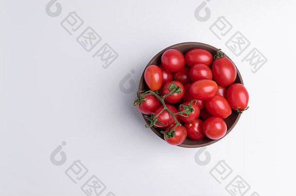 葡萄樱桃番茄分支桩红色的葡萄西红柿棕色（的）碗孤立的白色背景