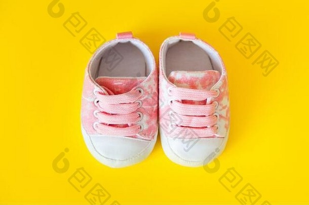 粉红色的鞋子婴儿黄色的背景