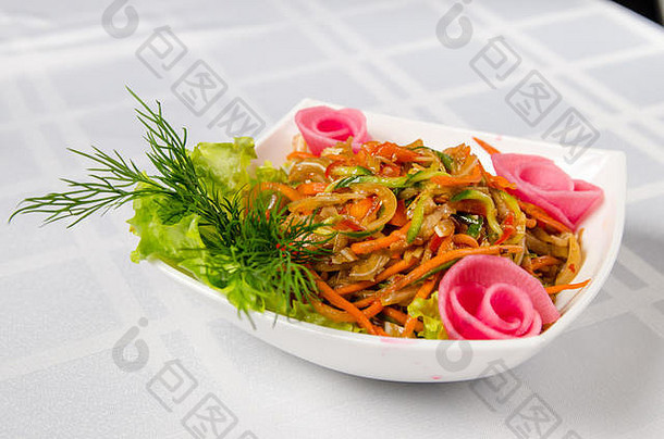沙拉猪肉耳朵胡萝卜保加利亚胡椒新鲜的黄瓜生菜洋葱绿色经验丰富的蔬菜石油