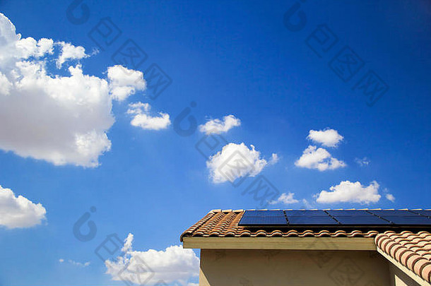 蓝色的光伏太阳能面板前建筑生产替代能源