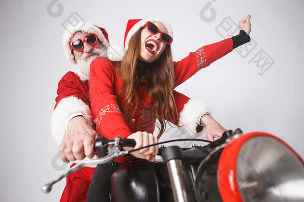 快乐年轻的夫人老人穿圣诞老人他红色的毛衣太阳镜欢乐骑圣诞老人老人摩托车高速度一年圣诞节假期记忆礼物购物折扣商店雪少女圣诞老人老人化妆发型狂欢节