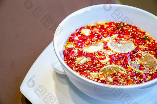 关闭泰国酱汁传统的风格辣椒鱼酱汁柠檬石灰大蒜白色碗