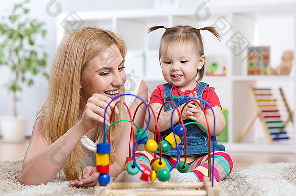 快乐孩子女孩妈妈玩玩具